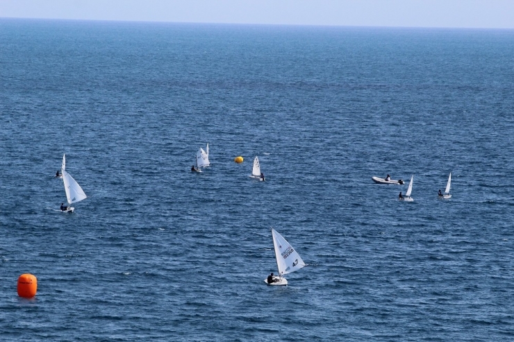 Konyaaltı Sahili’nde Yelkenli Antrenmanı