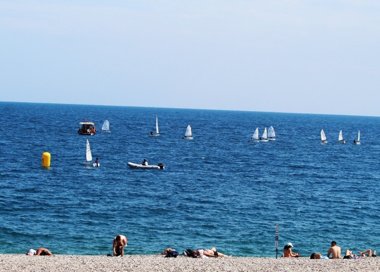 Konyaaltı Sahili’nde Yelkenli Antrenmanı