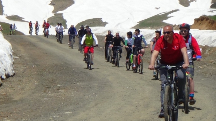 Gençler 2 Bin 800 Rakımda Kayak Yaptı