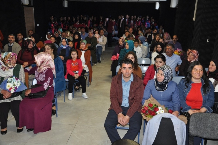 Kars’ta Lise Son Sınıf Öğrencileri İçin Mezuniyet Töreni