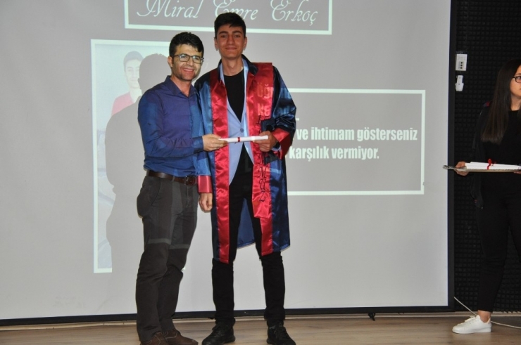 Kars’ta Lise Son Sınıf Öğrencileri İçin Mezuniyet Töreni