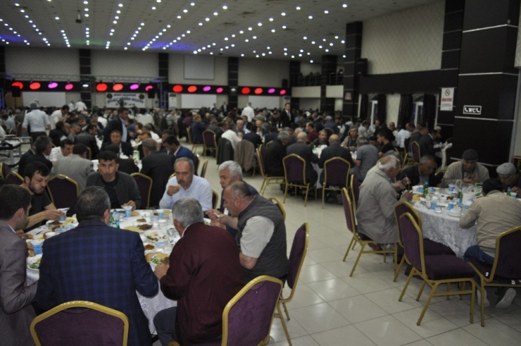 Eski Bakan Eroğlu Hemşehrilerine İftar Verdi