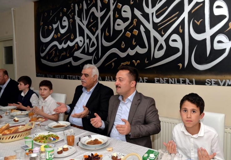 Vali Şentürk, Hafızlık Kursu Öğrencilerle İftar Açtı
