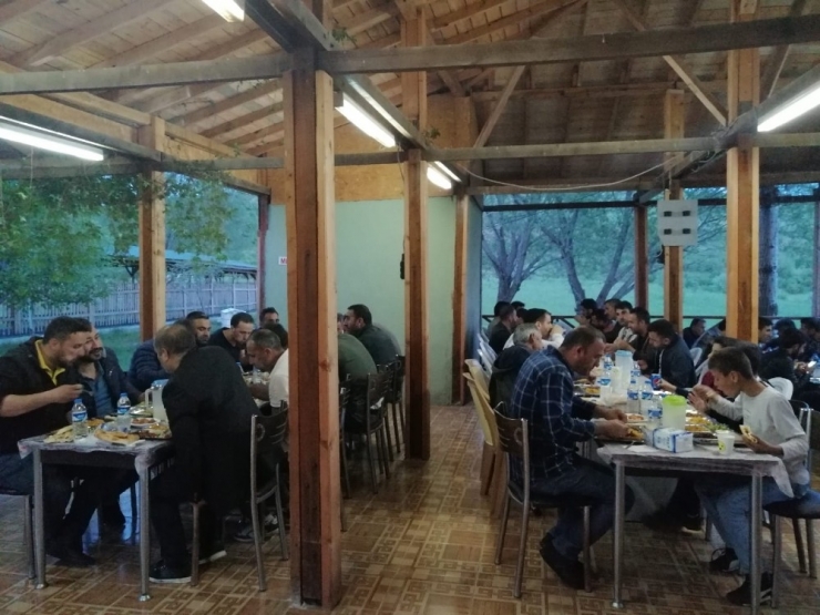 Yüzenadalar, İftarcıları Ağırlıyor