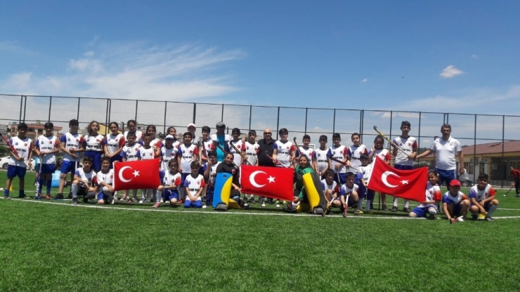 Başarılı Hokeyciler 19 Mayıs’ı Kutladı