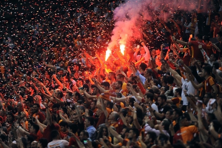 Yaz Dostum Ve Şampiyonlar Ligi Müzikli Kutlama!