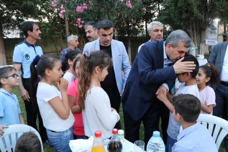 Yetim Ve Öksüzler Kardeşlik Sofrasında Buluştu