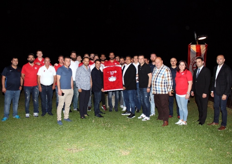 Parkenin Akrepleri Başarıyı Kutladı