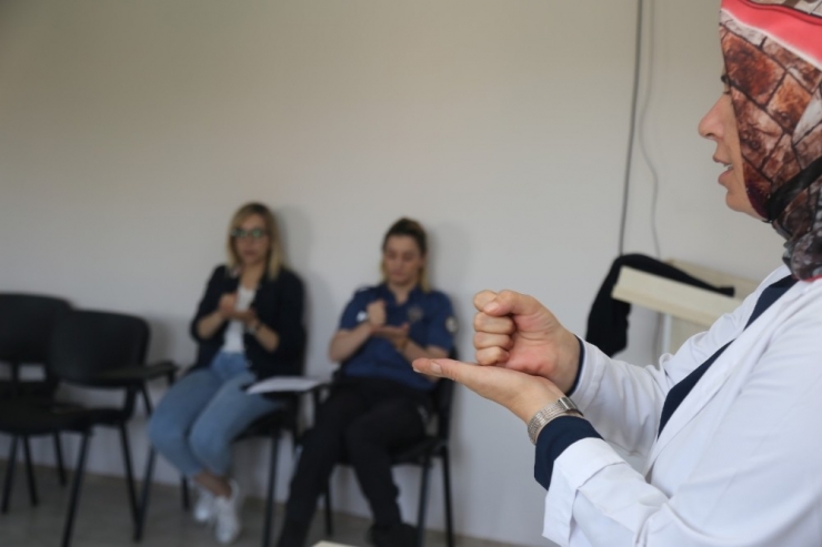 Ko-mek’ten Polis Memurlarına İşaret Dili Eğitimi