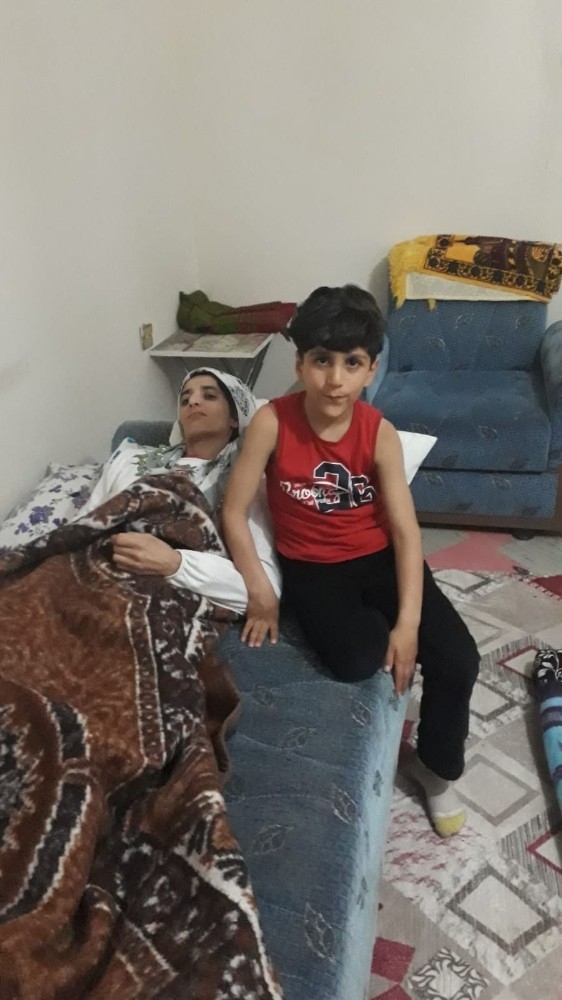 Sosyal Medya Fenomeni ’Vanlı Amcan’, İhtiyaç Sahibi Olan Ailelerin Yardımına Koşuyor