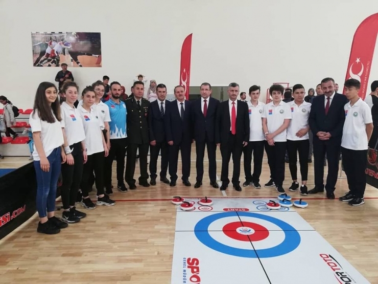 Protokol Üyeleri Curling Branşı İle Tanıştı