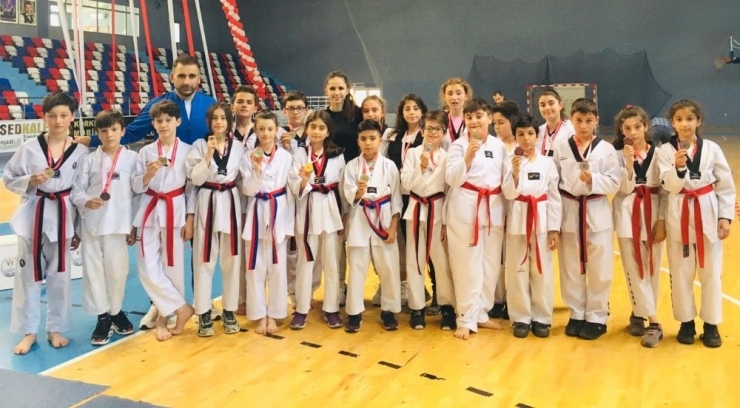 Rakiplerini Devirdiler 21 Madalya Kazandılar