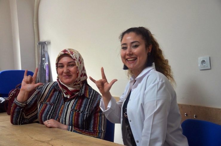 Yunusemre İle İşaret Dilini Öğreniyorlar