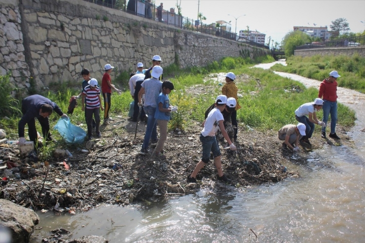Göç Eden Balıkların Önündeki Engeller Temizlendi