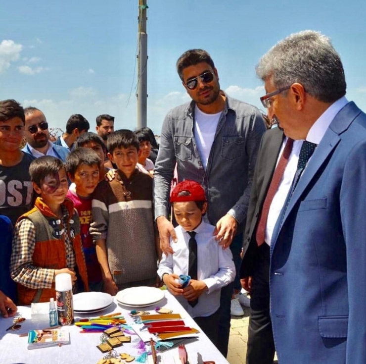 Çocukların ’Kaligrafi’ Standına Yoğun İlgi