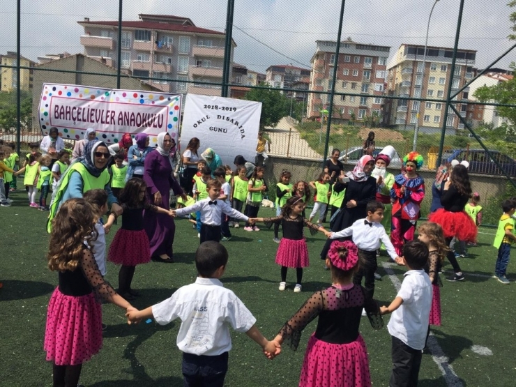Anaokulu Öğrencileri Okul Dışarıda Etkinliğinde