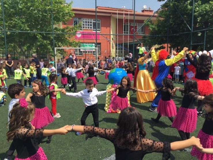 Anaokulu Öğrencileri Okul Dışarıda Etkinliğinde
