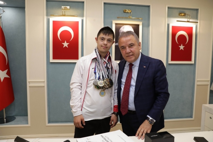Başkan Böcek Milli Sporcu Alperen Menç’i Ağırladı