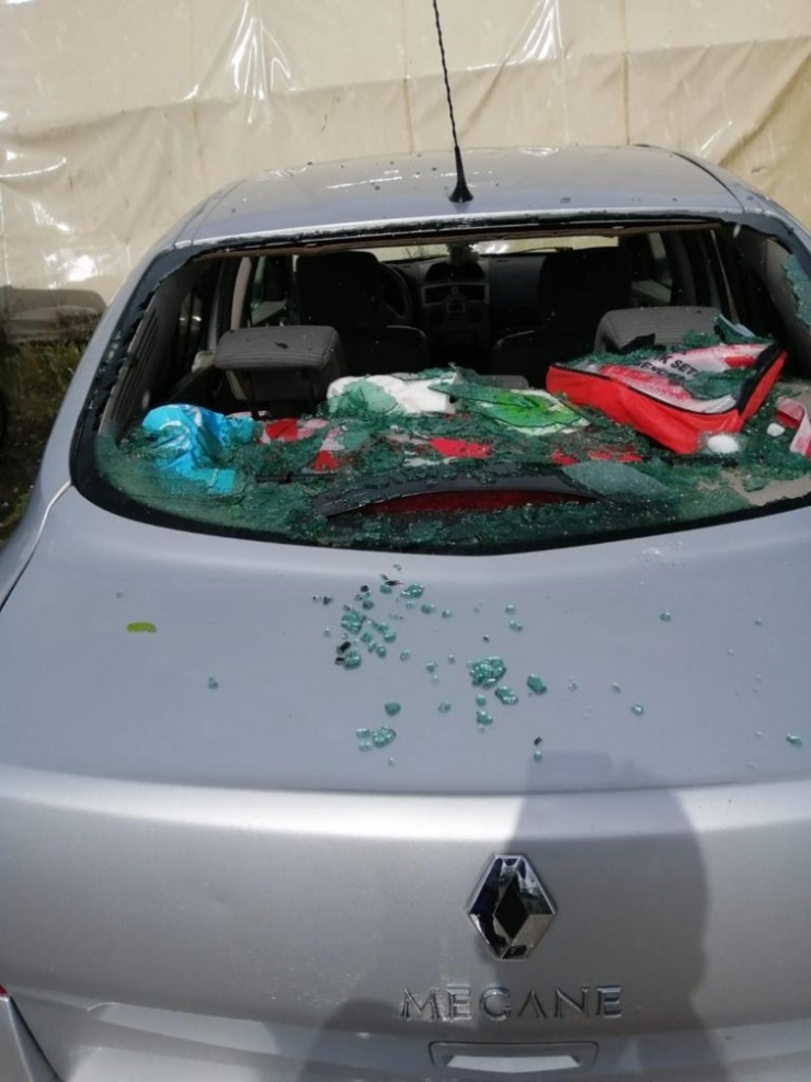 Ceviz Büyüklüğündeki Dolu Tarlalara Zarar Verdi