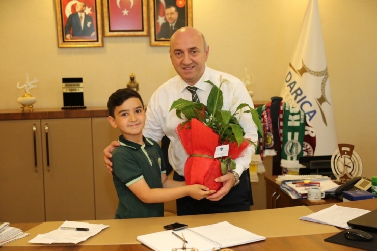 Başkan Bıyık, Kendisini Ziyaret Eden Öğrencilerle Satranç Oynadı