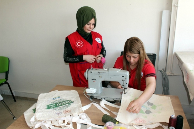 Erzincan’da Gençler ’Sıfır Atık’ İçin Bez Çanta Dikiyor