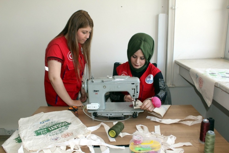 Erzincan’da Gençler ’Sıfır Atık’ İçin Bez Çanta Dikiyor