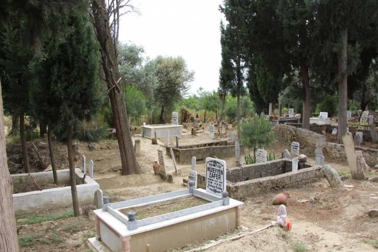 Germencik’te Mezarlıklarda Bayram Temizliği