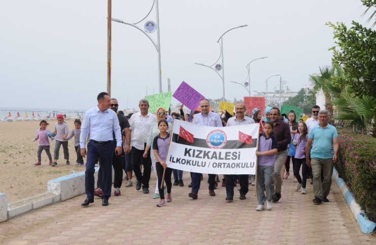 Öğrenciler Kızkalesi Sahilini Temizledi