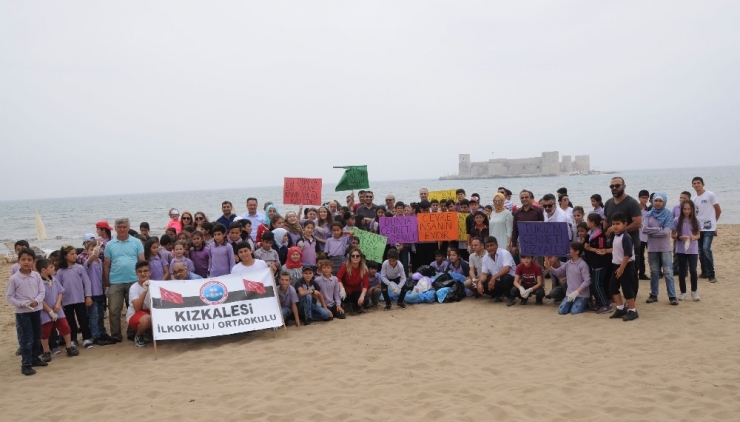 Öğrenciler Kızkalesi Sahilini Temizledi