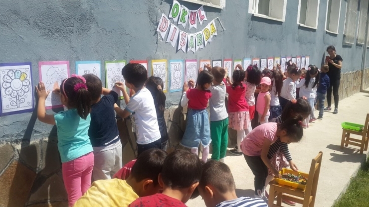 Anaokulu Öğrencileri Dışarıda Oyun Etkinliğinde