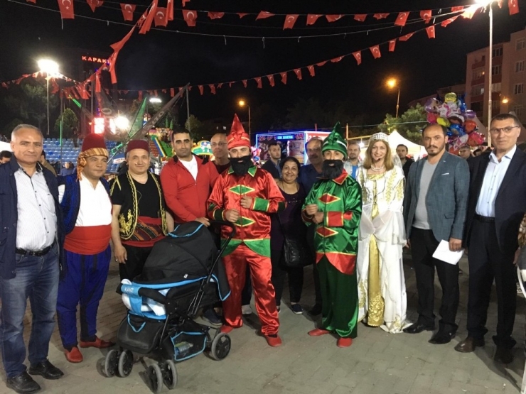 Hacivat-karagöz Gösterisi Kahkahaya Boğdu