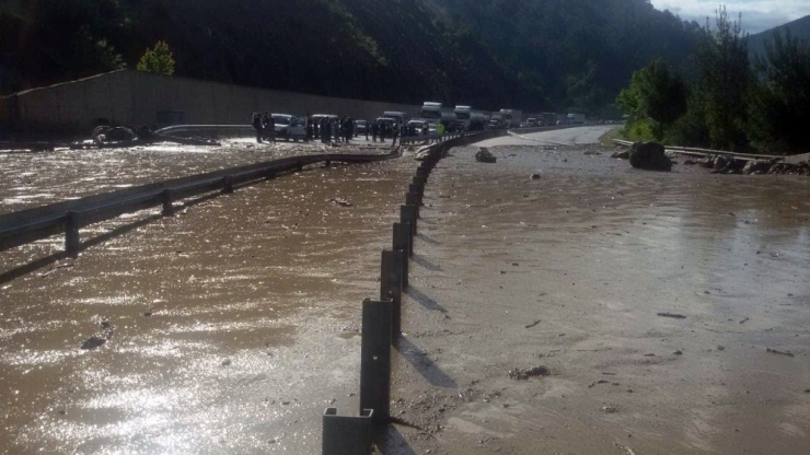 Aşırı Yağış Sele Ve Heyelana Sebep Oldu