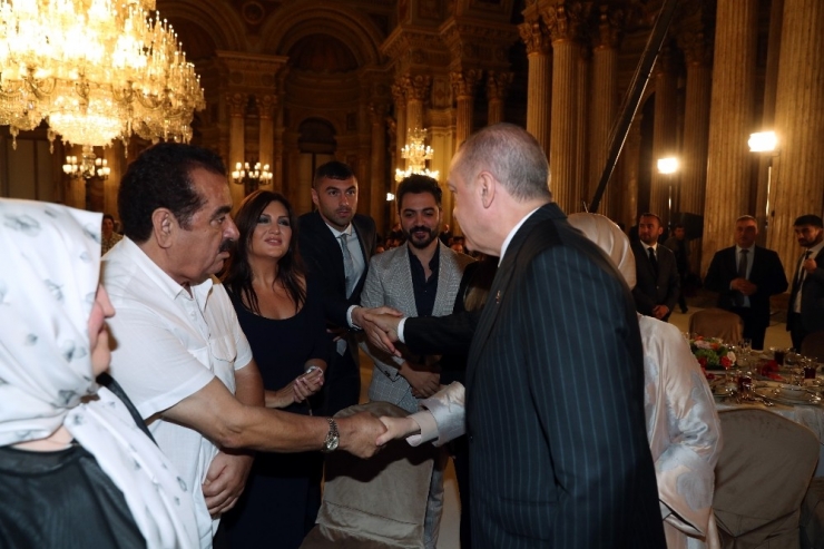 Cumhurbaşkanı Erdoğan, Sanatçı Ve Sporcularla İftarda Bir Araya Geldi