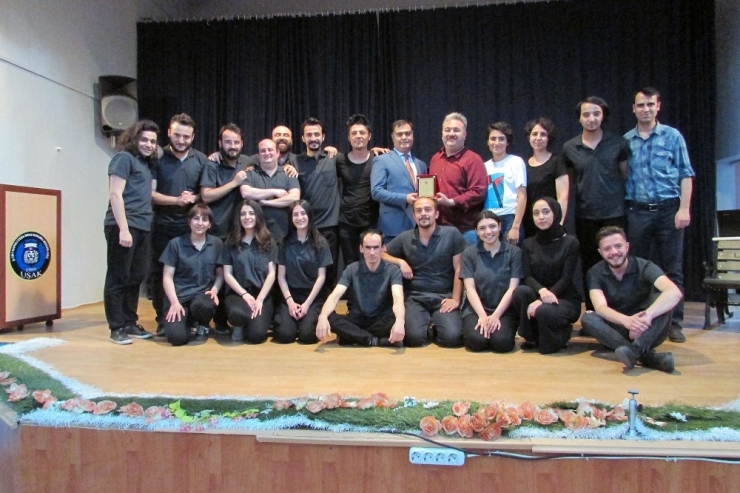 “Beni Siz Delirttiniz” Oyununa Hükümlü Ve Tutuklulardan Tam Not