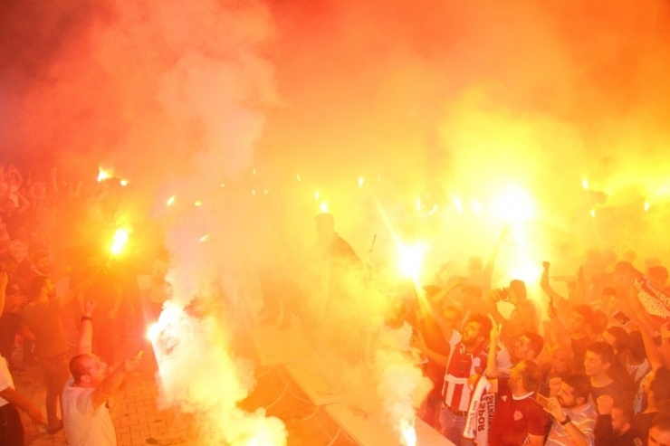 Hatayspor Taraftarlar, Tesislere Meşalelerle Gelerek Takımına Destek Verdi