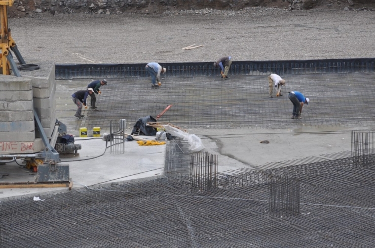 Kars Sultan Alparslan Külliyesi’nin Zemini İlmik İlmik İşliyorlar