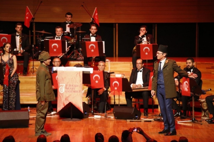 Atatürk Destanı Ayakta Alkışlandı