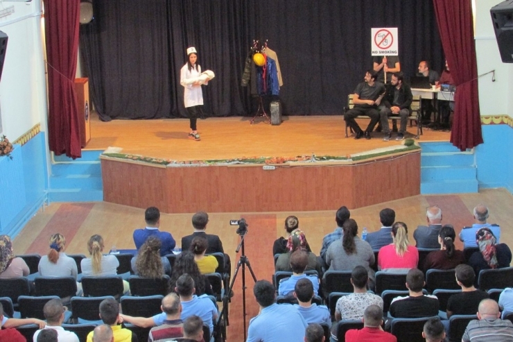 “Beni Siz Delirttiniz” Oyununa Hükümlü Ve Tutuklulardan Tam Not