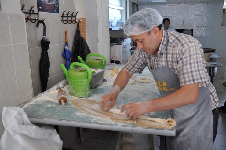 Üç Asırlık Tahinli Pideye İlgi