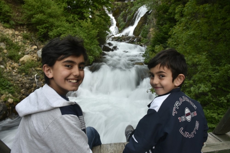 Gümüşhane’de 40 Gözeli Şelale Büyülüyor