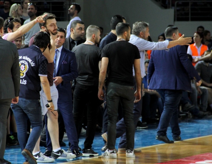 Türk Telekomlu Yönetici Saha Dışına Çıkarıldı