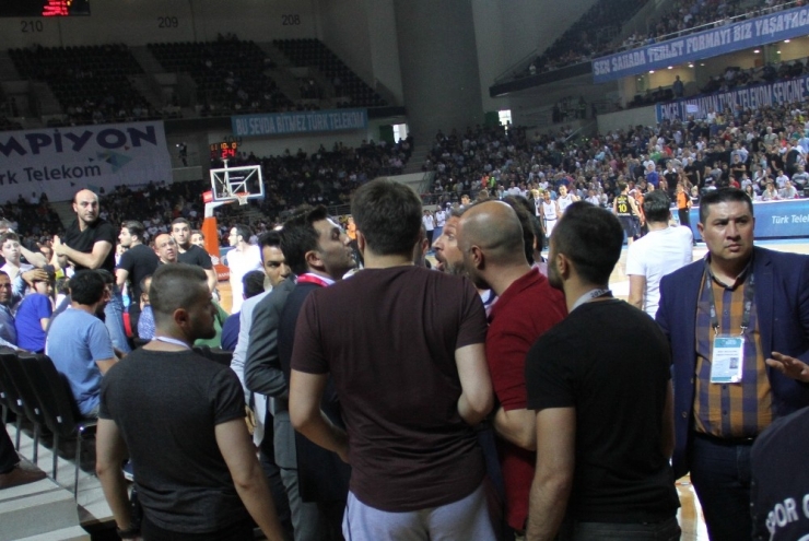 Türk Telekomlu Yönetici Saha Dışına Çıkarıldı