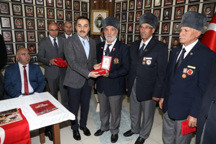 Vali Öksüz, Madalya Tevcih Törenine Katıldı