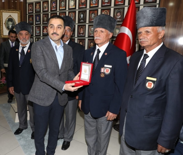 Vali Öksüz, Madalya Tevcih Törenine Katıldı