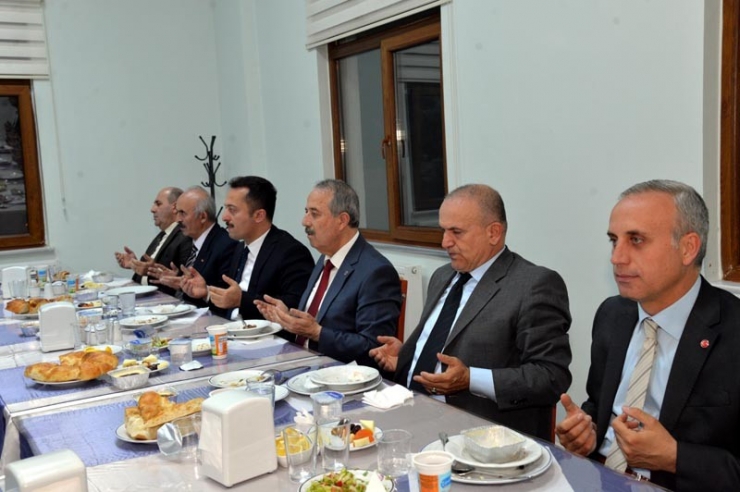 Vali Şentürk, Kaymakam Ve İl İdare Şube Başkanlarıyla İftarda Buluştu