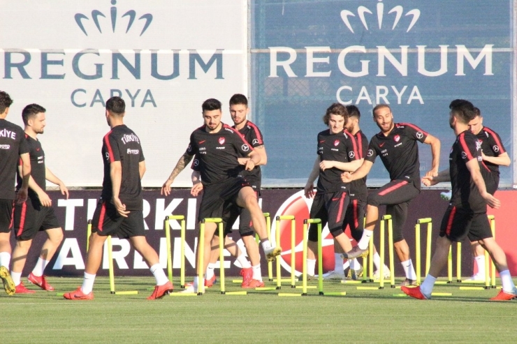 A Milli Takım, Antalya Kampında İlk Antrenmana Çıktı