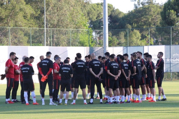 A Milli Takım, Antalya Kampında İlk Antrenmana Çıktı