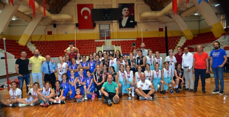Basketbolda Şehit Halit Yaşar Mine Ortaokulu Şampiyon