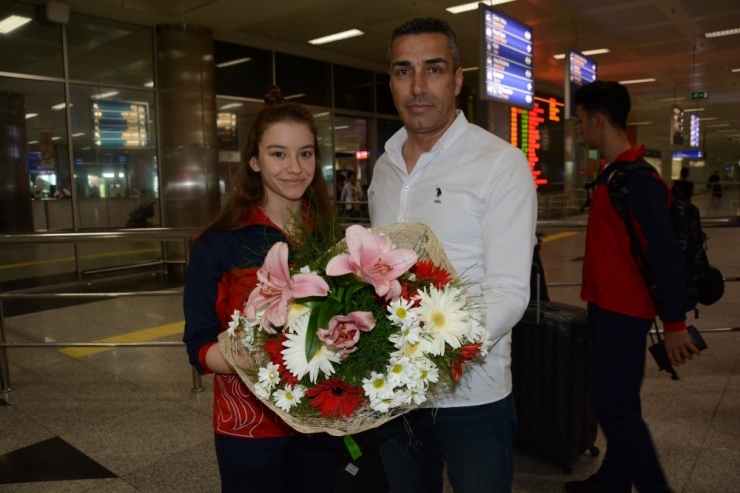 Avrupa İkincisi Cimnastikçiler Yurda Döndü