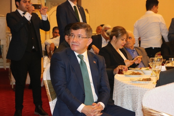 Davutoğlu Diyarbakır’da İftara Katıldı